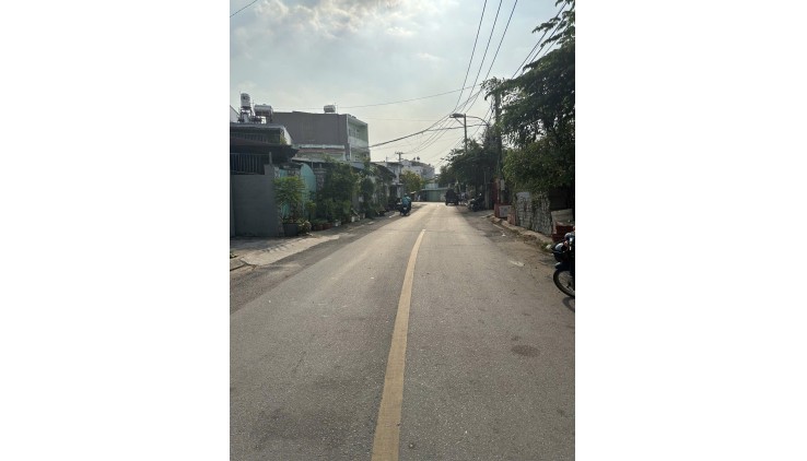 BÁN GẤP  NHÀ XƯỞNG  QUỐC LỘ 22  - DÒNG TIỀN - ĐƯỜNG CONTAINER - 1 CĂN RA MẶT TIỀN QL22 - 175M2 - NGANG MẶT TIỀN HƠN 10M - CHỈ 6 TỶ.